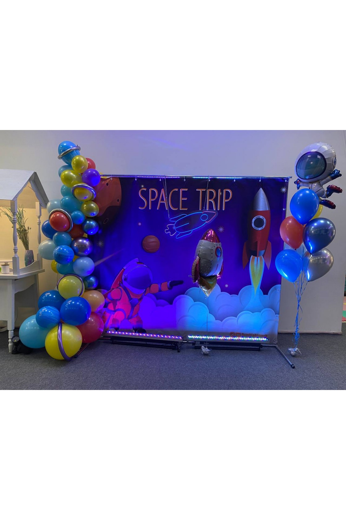 Композиция из воздушных шаров "Звёздная планета детства"